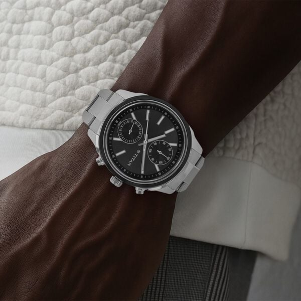 Titan 1733KM01 – Men’s Multifunction Stainless Steel Watch with Anthracite Dial & Silver Strap