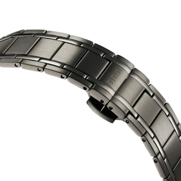 Titan 1043NM01 Black Dial Analog Watch for Men – Black Stainless Steel Strap, Quartz Movement