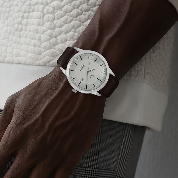 Titan 1584SL03 Men Silver Dial Leather Strap Quartz Date Watch