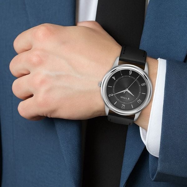 Titan 1638SL02 Karishma Zing Quartz Analog Black Dial 39 mm Metal Case Black Leather Strap Men Watch