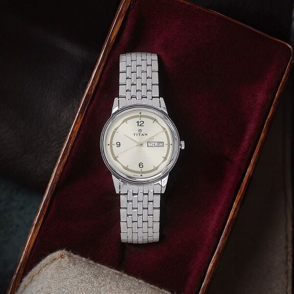 Titan 1638SM01 Men’s Silver-Dial Analog Watch with Stainless Steel Strap