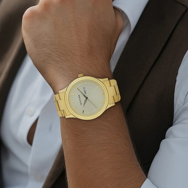 Titan– 1650YM06 Karishma Quartz Analog Men’s Watch with Champagne Dial, Day & Date & Gold Stainless Steel Strap
