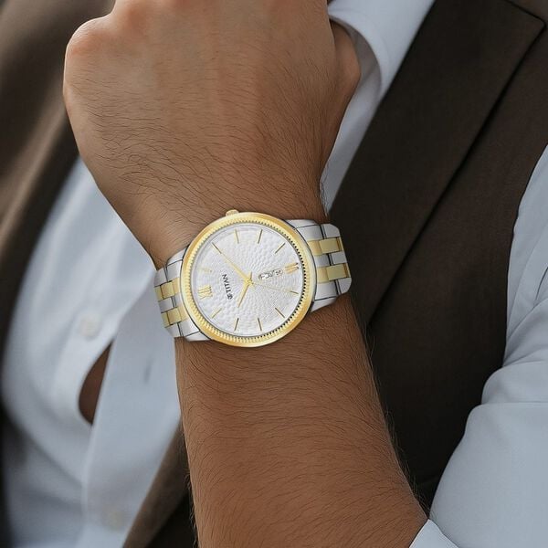 Titan 1824BM02 Men Silver-White Dial Two-Tone Metal Strap Quartz Watch