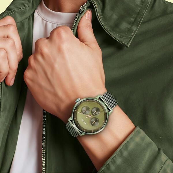 Titan 94006QM03 Analog Quartz Men’s Watch with Green Dial and Green Stainless Steel Strap